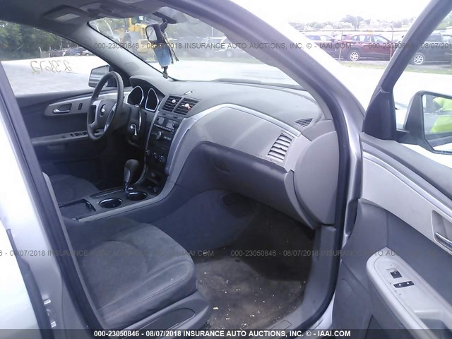 1GNLVEED1AS147920 - 2010 CHEVROLET TRAVERSE LS SILVER photo 5