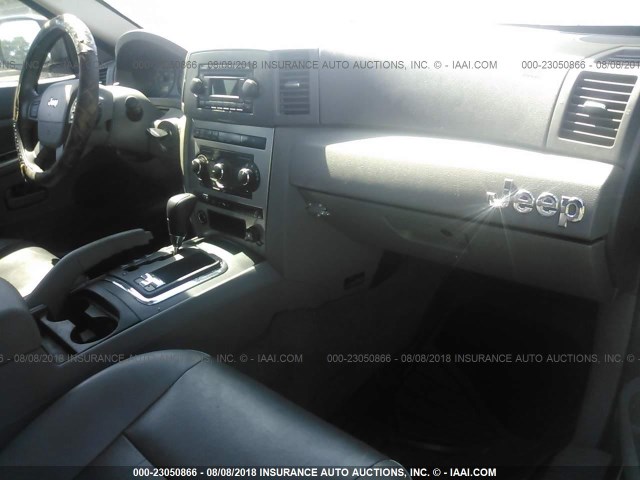 1J4HR48N35C713474 - 2005 JEEP GRAND CHEROKEE LAREDO/COLUMBIA/FREEDOM BLACK photo 5