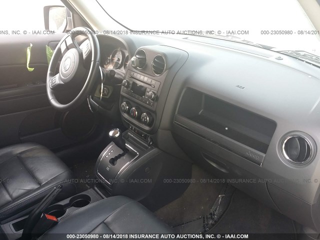 1C4NJPFA8GD710228 - 2016 JEEP PATRIOT LATITUDE GRAY photo 5