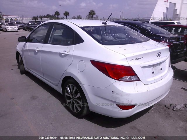 KMHCT4AEXHU351875 - 2017 HYUNDAI ACCENT SE WHITE photo 3