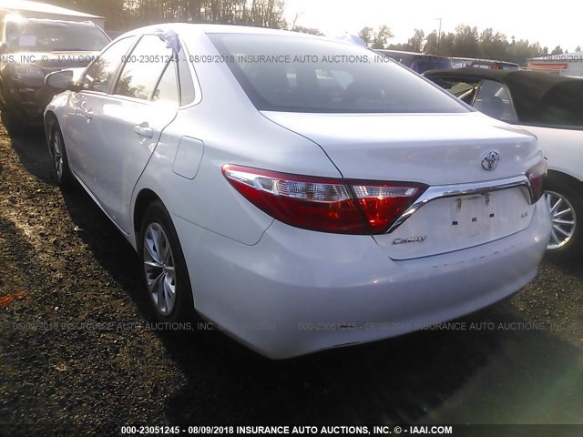 4T1BF1FK9GU586766 - 2016 TOYOTA CAMRY LE/XLE/SE/XSE WHITE photo 3