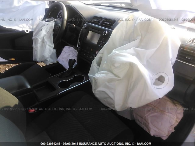 4T1BF1FK9GU586766 - 2016 TOYOTA CAMRY LE/XLE/SE/XSE WHITE photo 5