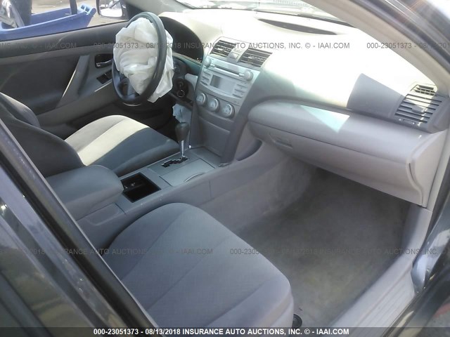 4T1BE46K29U309738 - 2009 TOYOTA CAMRY SE/LE/XLE ფერფლისფერი ფოტო 5