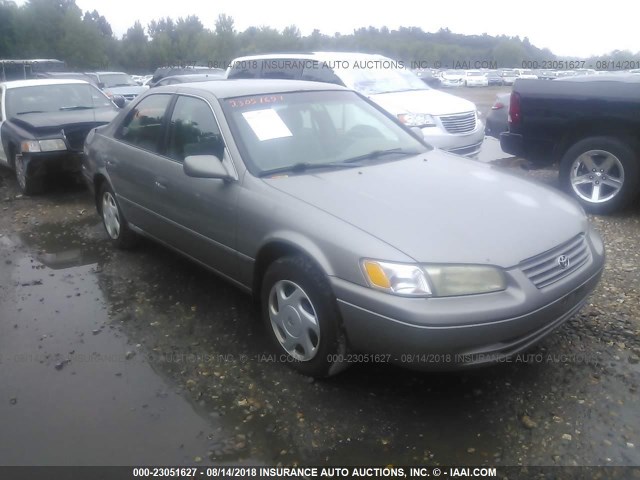 4T1BF22K8WU061546 - 1998 TOYOTA CAMRY CE/LE/XLE SILVER photo 1