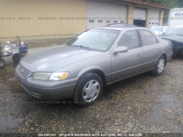 4T1BF22K8WU061546 - 1998 TOYOTA CAMRY CE/LE/XLE ვერცხლისფერი ფოტო 2