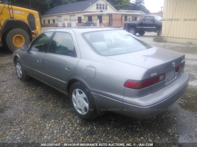 4T1BF22K8WU061546 - 1998 TOYOTA CAMRY CE/LE/XLE SILVER photo 3