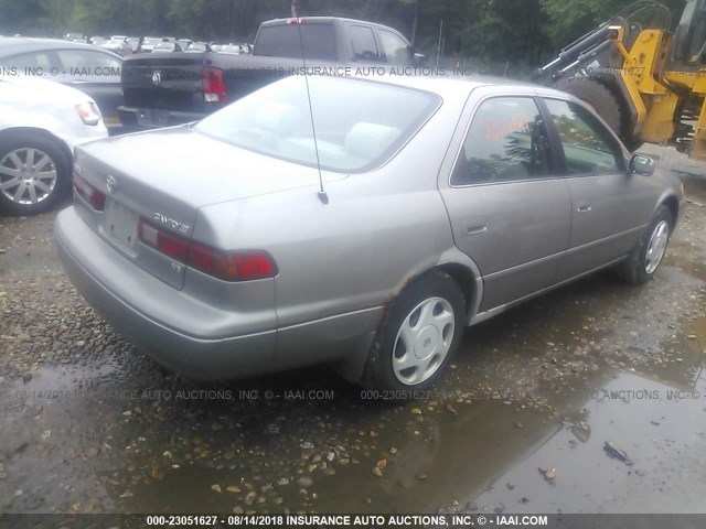 4T1BF22K8WU061546 - 1998 TOYOTA CAMRY CE/LE/XLE SILVER photo 4