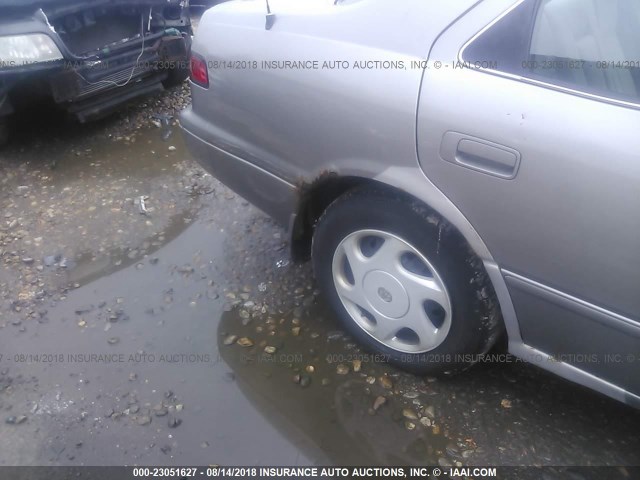 4T1BF22K8WU061546 - 1998 TOYOTA CAMRY CE/LE/XLE ვერცხლისფერი ფოტო 6