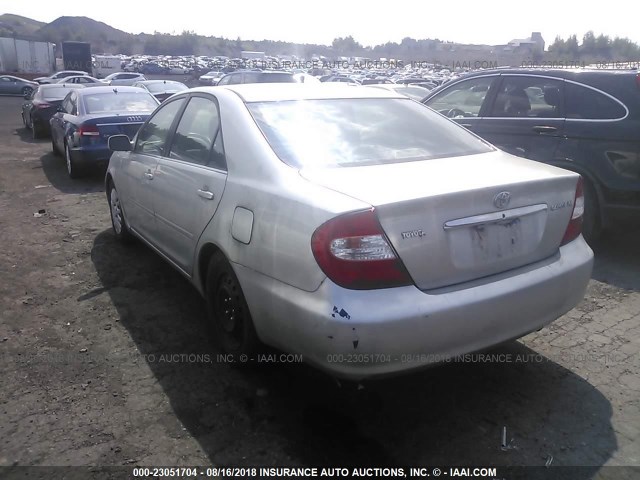 4T1BE30KX2U525314 - 2002 TOYOTA CAMRY LE/XLE/SE Күміс фото 3