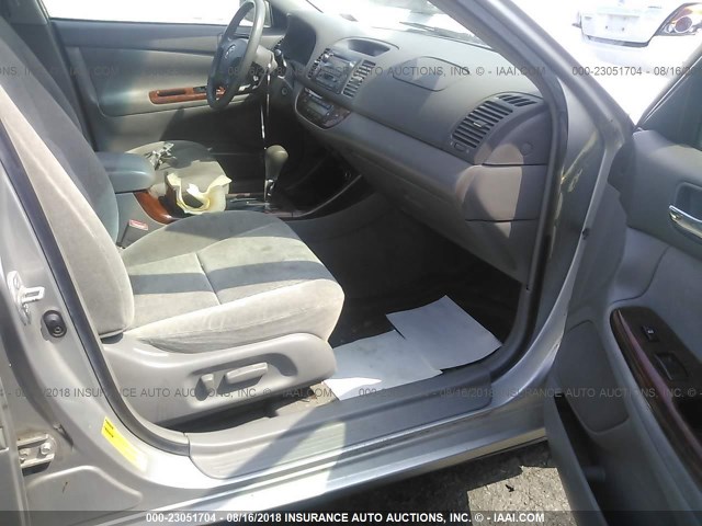 4T1BE30KX2U525314 - 2002 TOYOTA CAMRY LE/XLE/SE Күміс фото 5