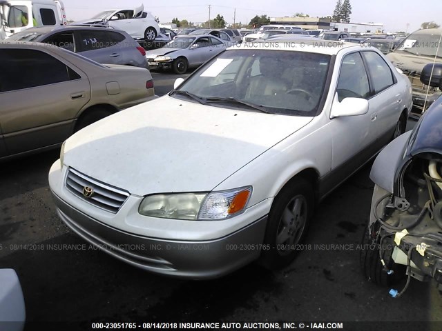 JT2BG22K610565829 - 2001 TOYOTA CAMRY CE/LE/XLE WHITE photo 2