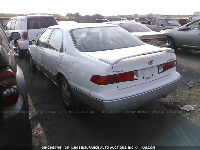 JT2BG22K610565829 - 2001 TOYOTA CAMRY CE/LE/XLE WHITE photo 3