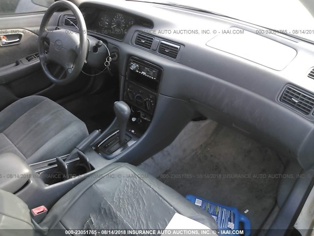 JT2BG22K610565829 - 2001 TOYOTA CAMRY CE/LE/XLE WHITE photo 5