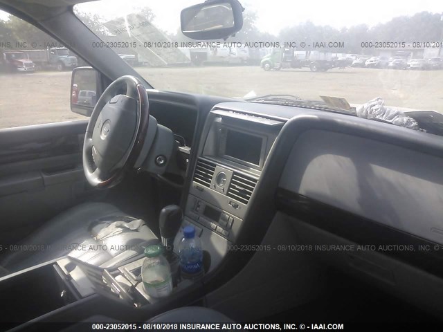 5LMEU88H44ZJ13575 - 2004 LINCOLN AVIATOR 银色 照片 5