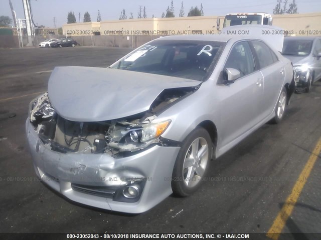 4T1BF1FK9DU260817 - 2013 TOYOTA CAMRY L/SE/LE/XLE ვერცხლისფერი ფოტო 2