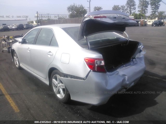 4T1BF1FK9DU260817 - 2013 TOYOTA CAMRY L/SE/LE/XLE ვერცხლისფერი ფოტო 3