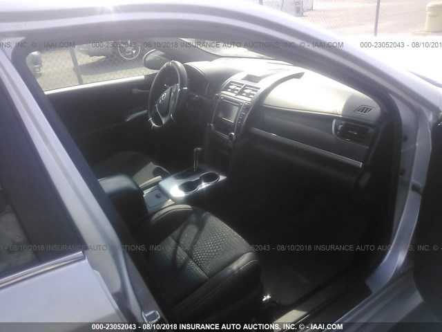 4T1BF1FK9DU260817 - 2013 TOYOTA CAMRY L/SE/LE/XLE ვერცხლისფერი ფოტო 5