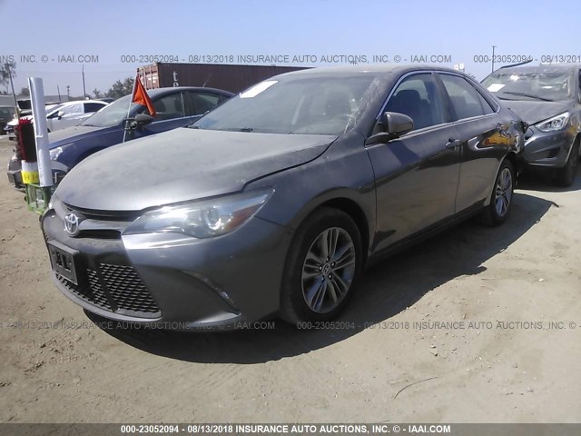 4T1BF1FK3FU078968 - 2015 TOYOTA CAMRY LE/XLE/SE/XSE GRAY photo 2