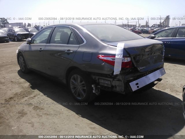 4T1BF1FK3FU078968 - 2015 TOYOTA CAMRY LE/XLE/SE/XSE GRAY photo 3