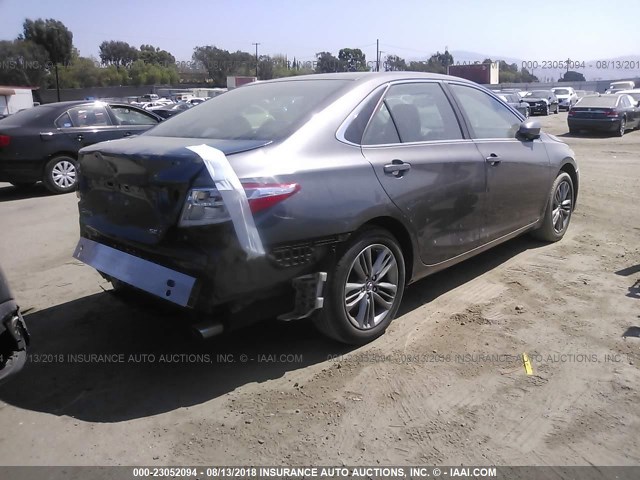 4T1BF1FK3FU078968 - 2015 TOYOTA CAMRY LE/XLE/SE/XSE GRAY photo 4