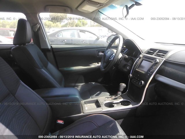 4T1BF1FK3FU078968 - 2015 TOYOTA CAMRY LE/XLE/SE/XSE GRAY photo 5