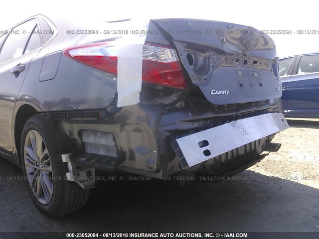 4T1BF1FK3FU078968 - 2015 TOYOTA CAMRY LE/XLE/SE/XSE GRAY photo 6