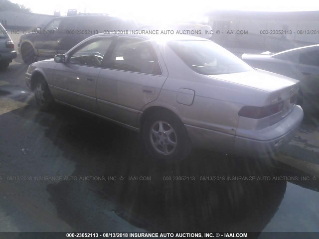 4T1BG22KXWU321653 - 1998 TOYOTA CAMRY CE/LE/XLE 金色 照片 3