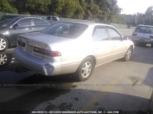 4T1BG22KXWU321653 - 1998 TOYOTA CAMRY CE/LE/XLE 金色 照片 4