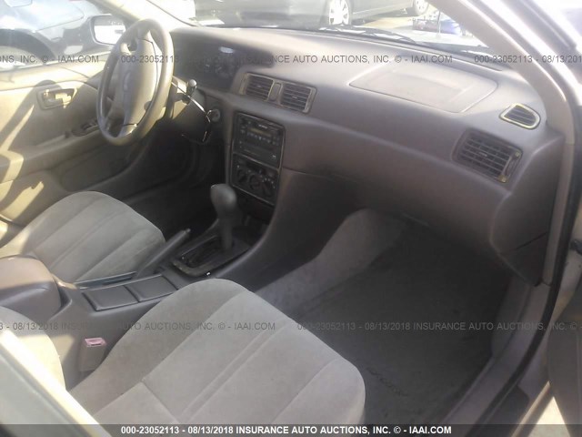 4T1BG22KXWU321653 - 1998 TOYOTA CAMRY CE/LE/XLE 金色 照片 5