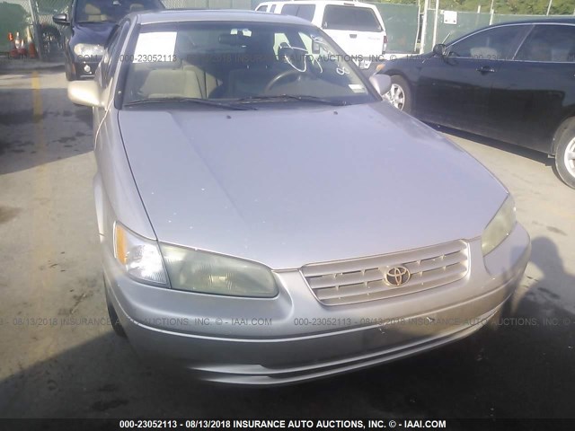 4T1BG22KXWU321653 - 1998 TOYOTA CAMRY CE/LE/XLE 金色 照片 6