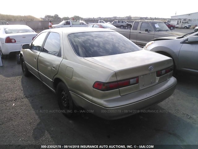 JT2BG22K7V0063899 - 1997 TOYOTA CAMRY LE/XLE 金色 照片 3
