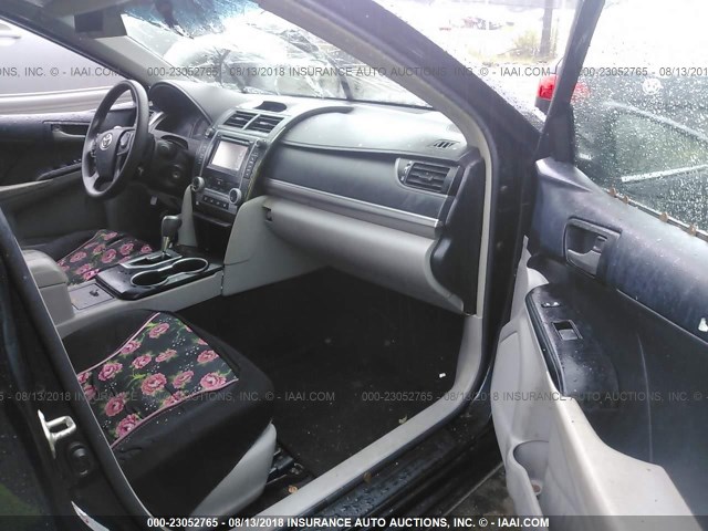 4T4BF1FK1ER337980 - 2014 TOYOTA CAMRY L/SE/LE/XLE Qara foto 5