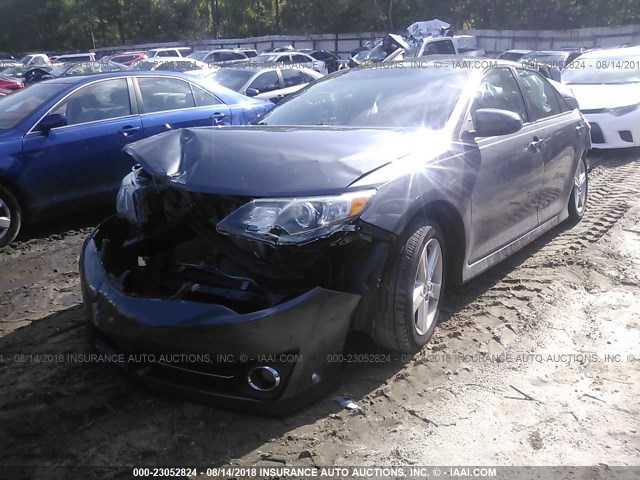 4T1BF1FK3EU372689 - 2014 TOYOTA CAMRY L/SE/LE/XLE ნაცრისფერი ფოტო 2