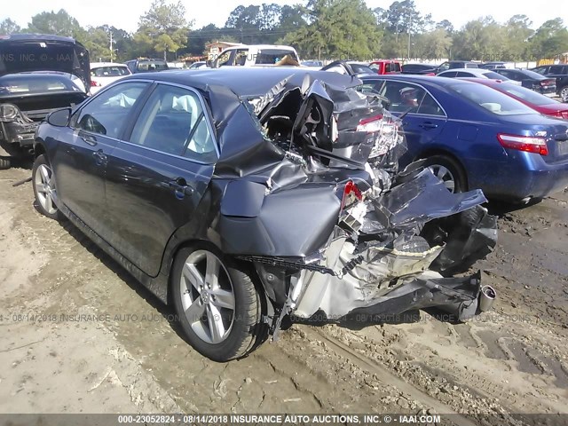 4T1BF1FK3EU372689 - 2014 TOYOTA CAMRY L/SE/LE/XLE ნაცრისფერი ფოტო 3