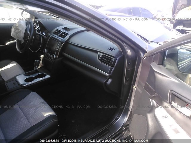 4T1BF1FK3EU372689 - 2014 TOYOTA CAMRY L/SE/LE/XLE ნაცრისფერი ფოტო 5