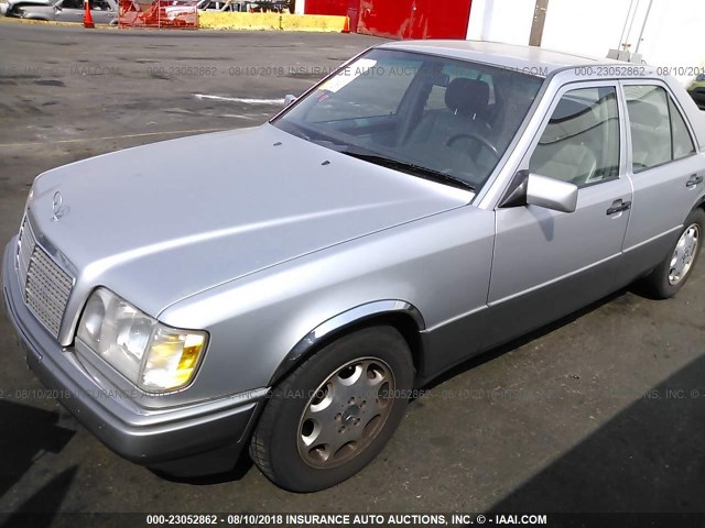 WDBEA32E2SC162256 - 1995 MERCEDES-BENZ E 320 BASE/320 SPECIAL SILVER photo 2