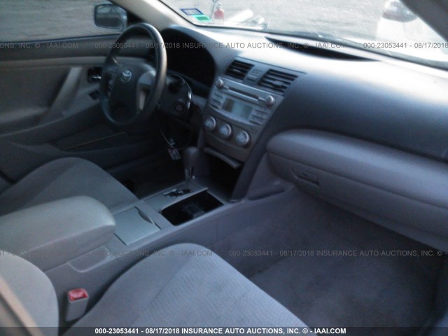 4T1BF3EK7BU193595 - 2011 TOYOTA CAMRY SE/LE/XLE ვერცხლისფერი ფოტო 5