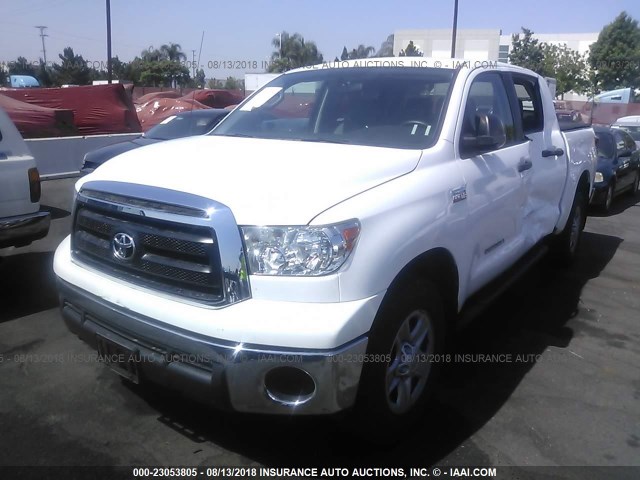 5TFEY5F15BX113187 - 2011 TOYOTA TUNDRA CREWMAX SR5 WHITE photo 2