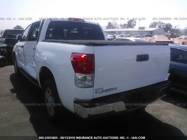 5TFEY5F15BX113187 - 2011 TOYOTA TUNDRA CREWMAX SR5 WHITE photo 3