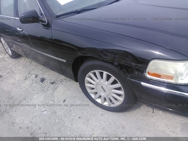1LNHM81W54Y619320 - 2004 LINCOLN TOWN CAR EXECUTIVE/SIGNATURE შავი ფოტო 6