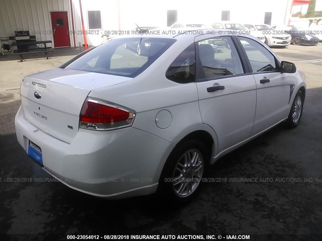 1FAHP35N98W280133 - 2008 FORD FOCUS SE/SEL/SES WHITE photo 4