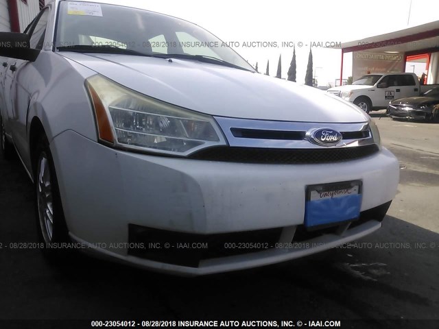 1FAHP35N98W280133 - 2008 FORD FOCUS SE/SEL/SES WHITE photo 6