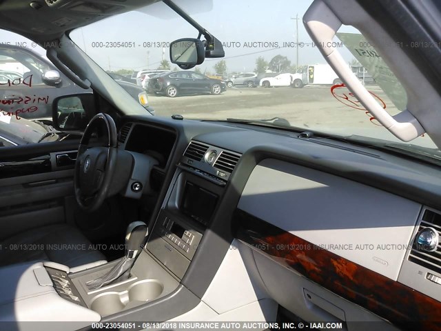 5LMFU27R34LJ07524 - 2004 LINCOLN NAVIGATOR 银色 照片 5
