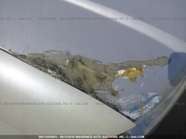 5LMFU27R34LJ07524 - 2004 LINCOLN NAVIGATOR 银色 照片 6