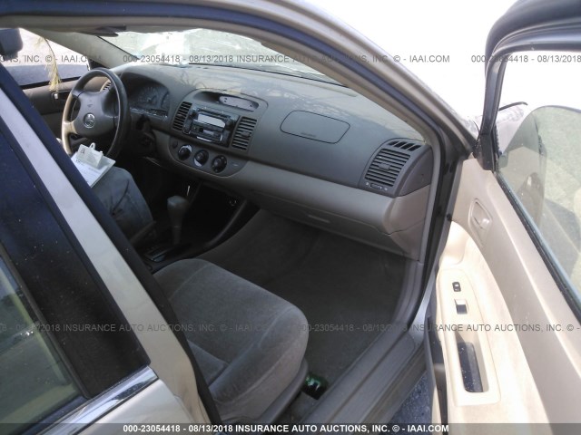 JTDBE32K430220028 - 2003 TOYOTA CAMRY LE/XLE TAN photo 5