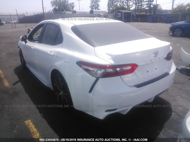 4T1B11HK3JU633390 - 2018 TOYOTA CAMRY L/LE/XLE/SE/XSE WHITE photo 3