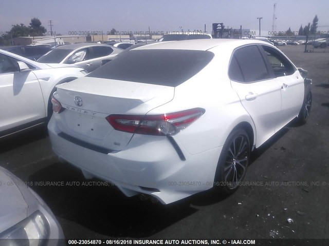 4T1B11HK3JU633390 - 2018 TOYOTA CAMRY L/LE/XLE/SE/XSE WHITE photo 4