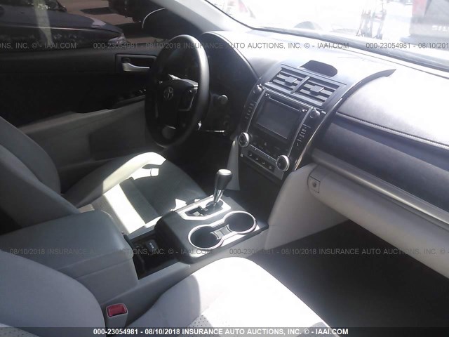 4T4BF1FK3ER433903 - 2014 TOYOTA CAMRY L/SE/LE/XLE 白色 照片 5