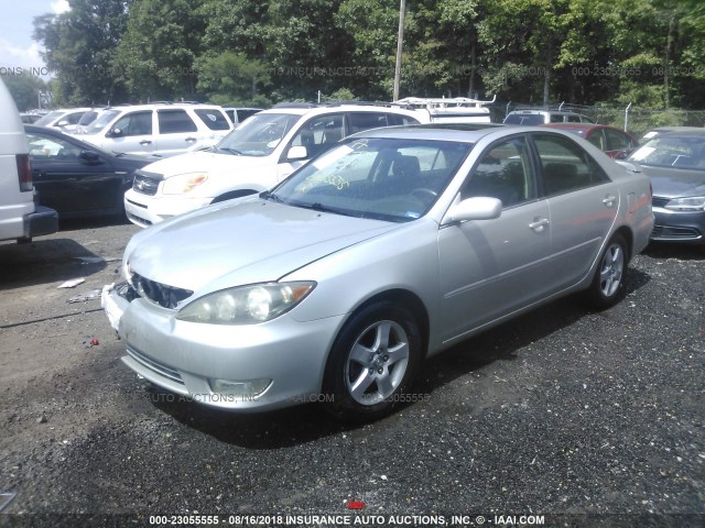 JTDBE32K653037585 - 2005 TOYOTA CAMRY LE/XLE/SE SILVER photo 2