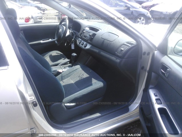 JTDBE32K653037585 - 2005 TOYOTA CAMRY LE/XLE/SE 银色 照片 5